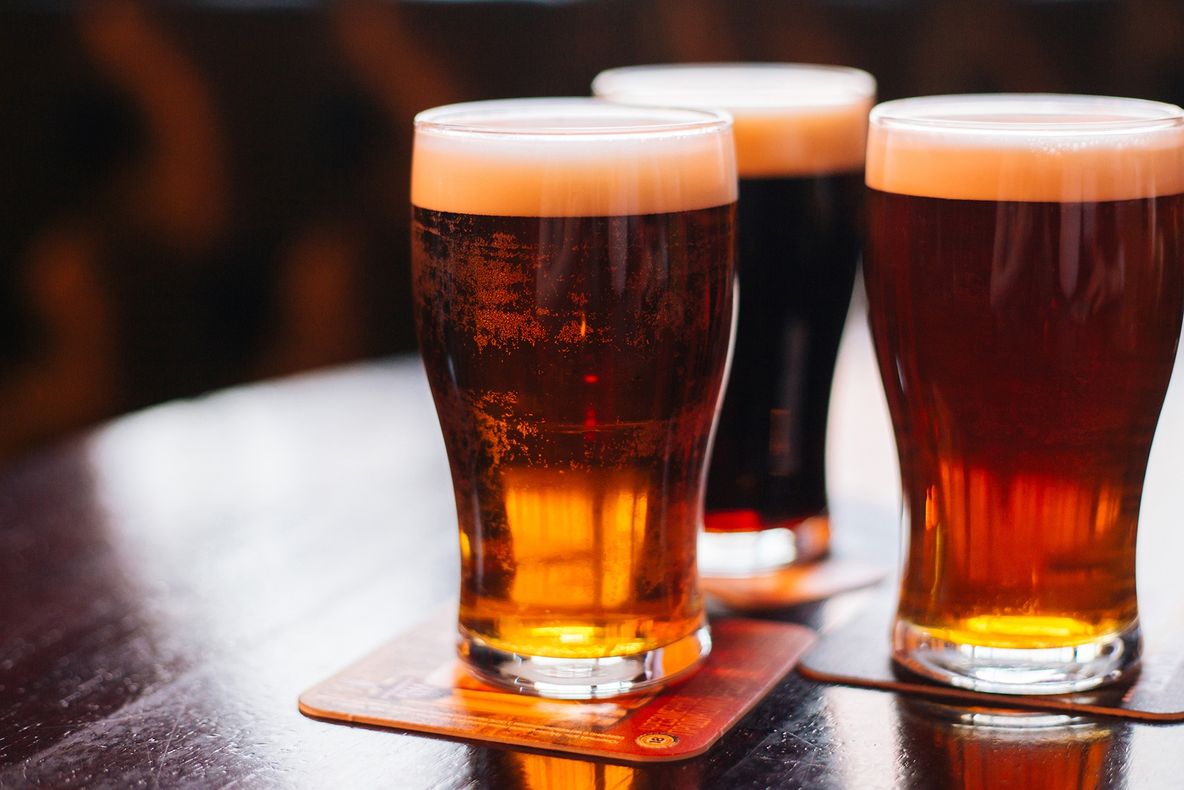 Cea mai TENTANTĂ ofertă de angajare? Compania care te plăteşte să călătoreşti şi să BEI BERE