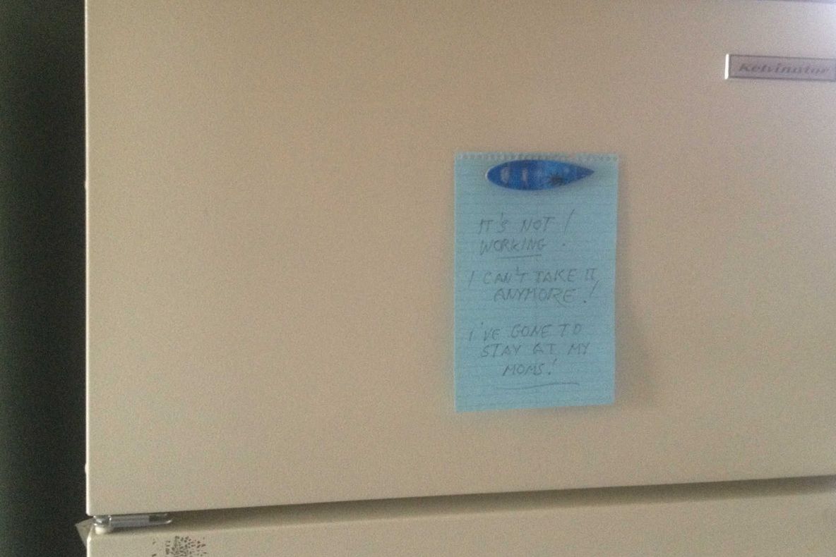 Au găsit un bileţel pe frigider de la foştii proprietari. Scrisoarea te va emoţiona 