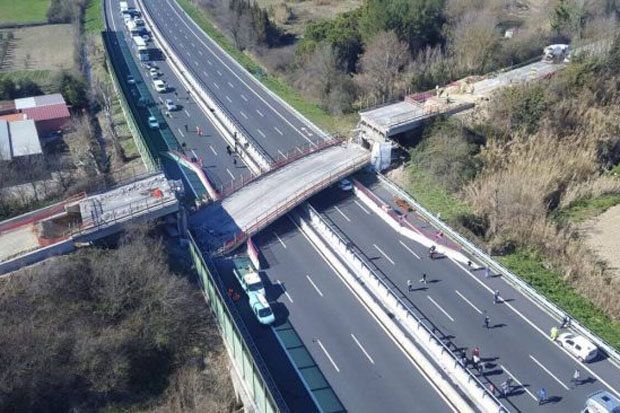 POD PRĂBUŞIT pe o autostradă din Italia. DOI MORŢI, mai mulţi răniţi. Printre victime, şi români   