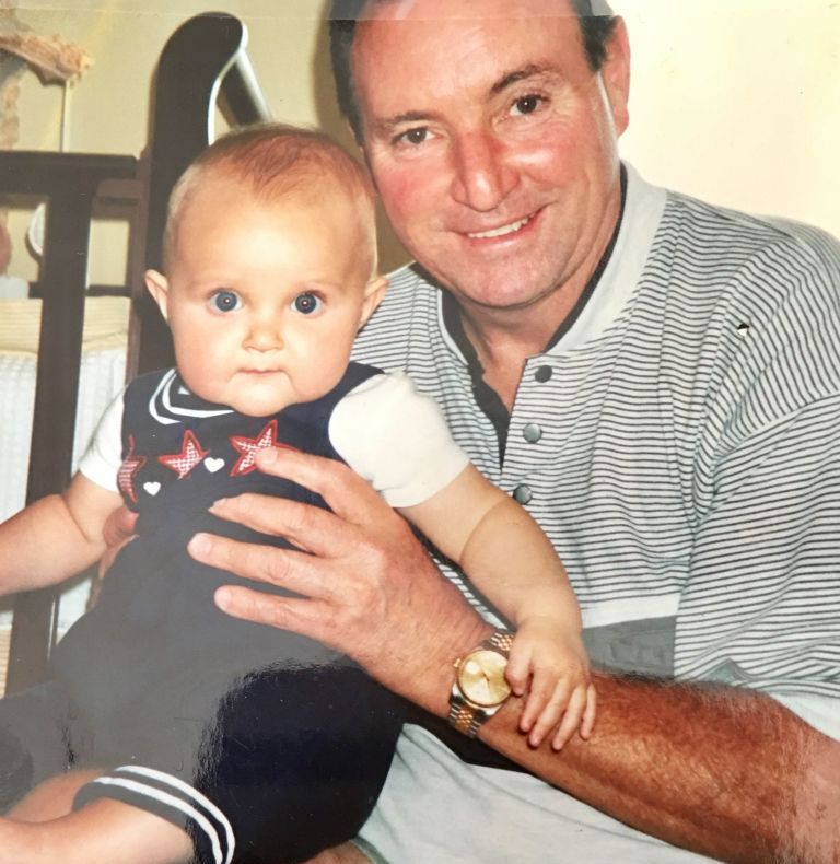 Emoţionant - ce cadou i-a făcut bunicul unei tinere, la majorat. L-a deschis şi a început să plângă!