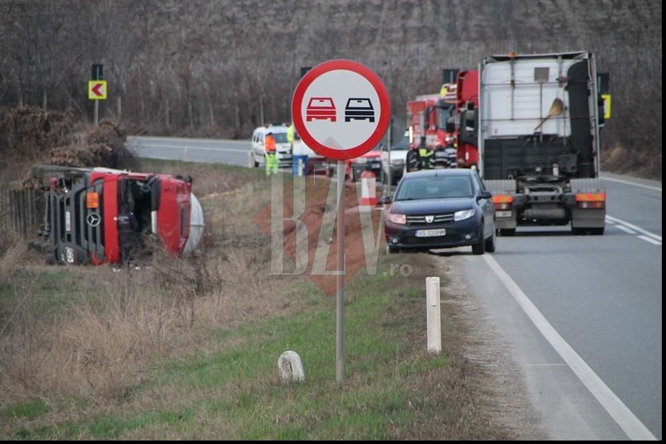 Pericol de explozie lângă Huși. O cisternă cu 32 de tone de motorină s-a răsturnat pe E581