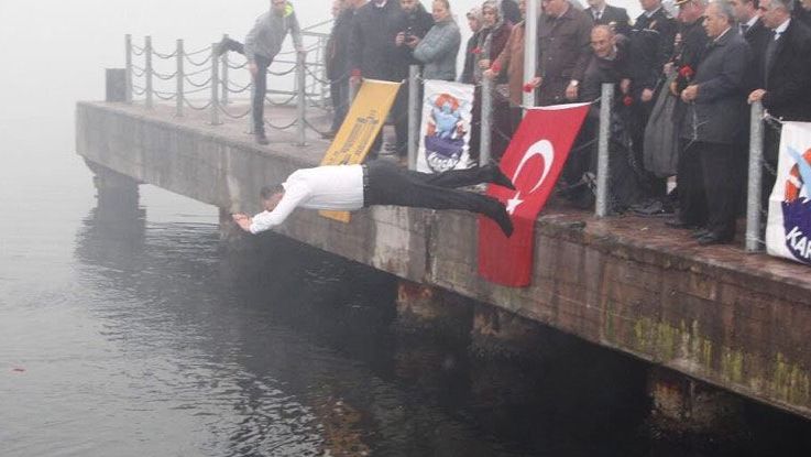 Primarul s-a oprit din discurs și a sărit brusc în apă, unde a văzut un scafandru. Toți au înlemnit