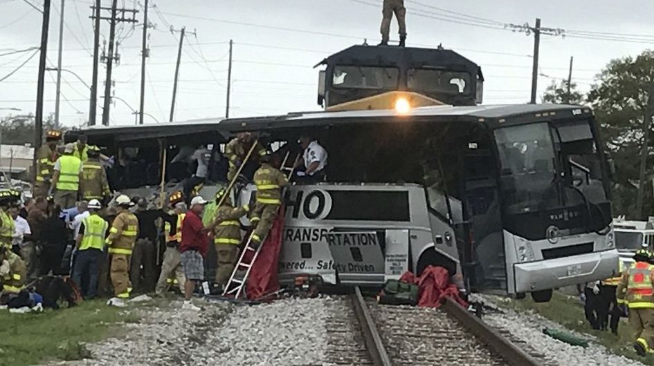 Accident cumplit: un tren de marfă a lovit un autobuz cu pasageri