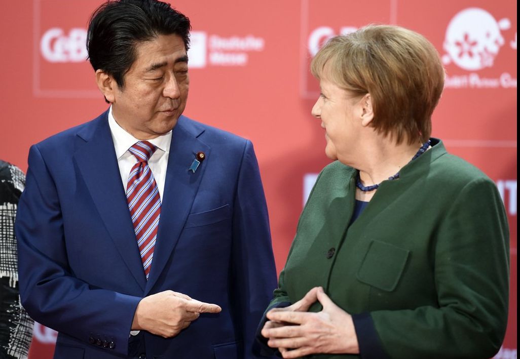 Angela Merkel și premierul japonez Shinzo Abe, împunsături la adresa politicii lui Trump