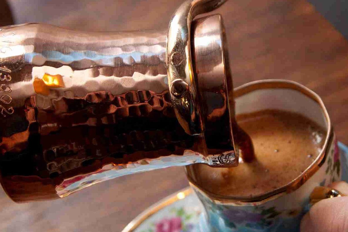 Toarnă o linguriță de apă rece în cafeaua proaspătă și așteaptă 30 de secunde. Efectul e uimitor