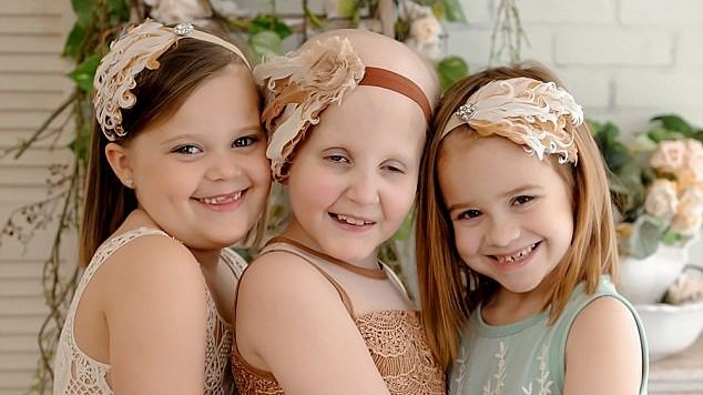 S-au fotografiat împreună, deşi nu se cunosc! Povestea emoţionantă care le leagă pe cele 3 fetiţe