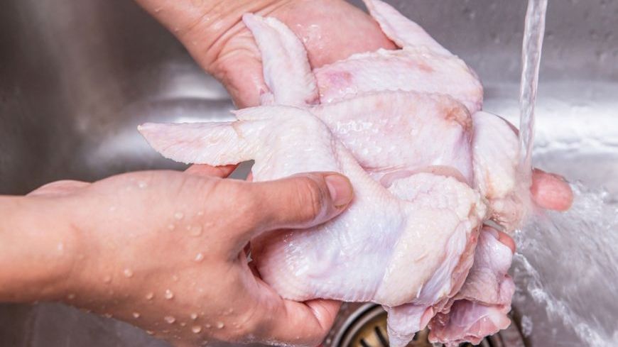 Speli carnea de pui înainte s-o găteşti? Să nu mai faci asta niciodată! Uite ce se poate întâmpla