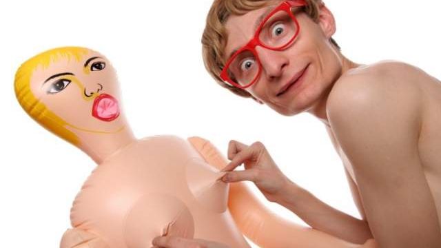 Se întâmplă în România! Un bărbat și-a scos la vânzare... PĂPUȘA GONFLABILĂ!