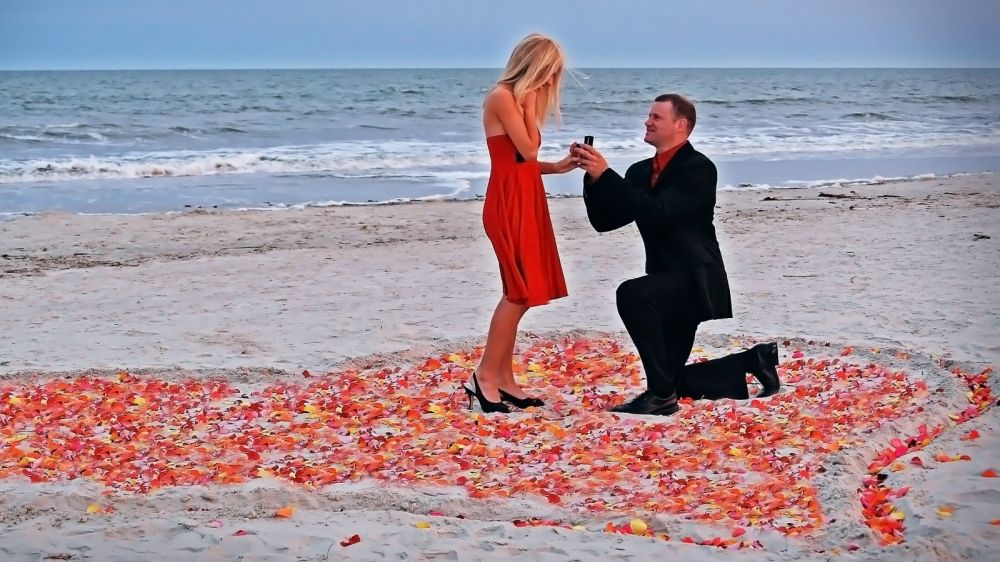 De ce se aşează bărbatul în genunchi în faţa femeii atunci când o cere în căsătorie