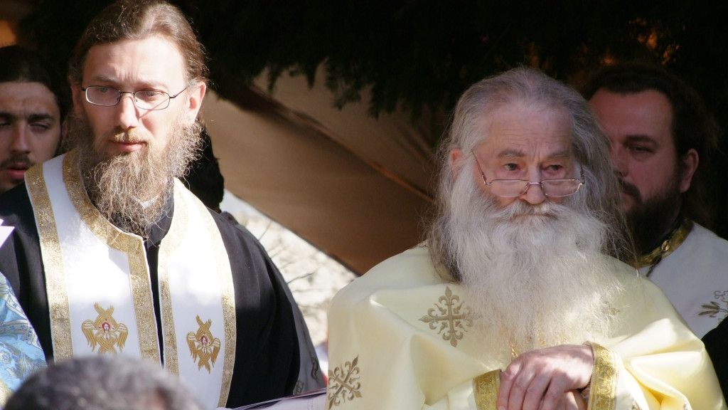 Călugării au luat foc împotriva noilor buletine electronice. "E cipul Fiarei"