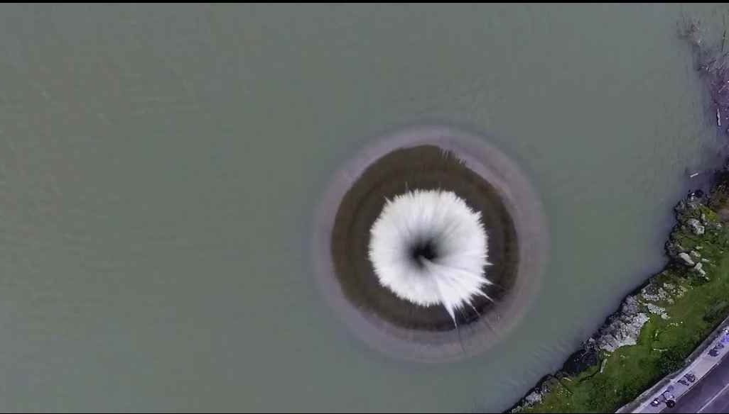 Fenomen bizar într-un lac de acumulare! Apa a început să se scurgă. Imaginile sunt HIPNOTIZANTE