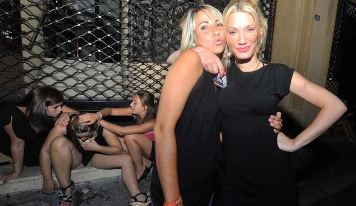 Imaginile dezmăţului! Transformarea ruşinoasă a tinerilor după câteva pahare de alcool 