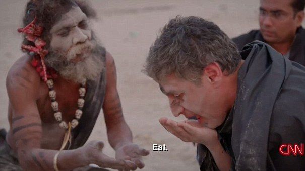 Un reporter CNN a stârnit repulsie, după ce a mâncat creier de om la o sectă de canibali