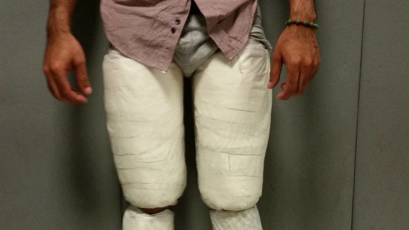 Arestat pentru că pantalonii lui stăteau ciudat pe el. Poliția a făcut o descoperire halucinantă