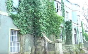 Conacul unui milionar abandonat cu maşini şi bogăţii. IMAGINI din interior