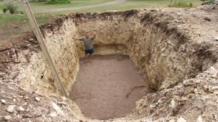 A săpat o groapă URIAŞĂ în curte. Când au văzut ce îndeasă în pământ, vecinii au încremenit!