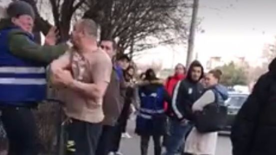 Controlor STB, bătut măr într-un tramvai. Bărbatul a ajuns la spital cu nasul fracturat