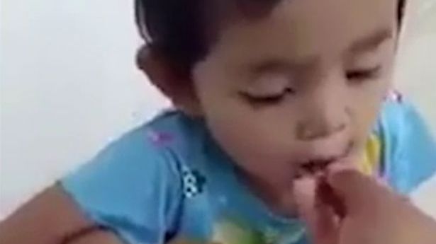 I-a dat copilului să mănânce viermi. Ce a urmat este de-a dreptul greţos