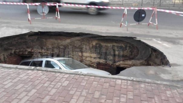 Un crater apărut pe drumul E85 a devenit obiectiv turistic. Ce ascunde în interior 