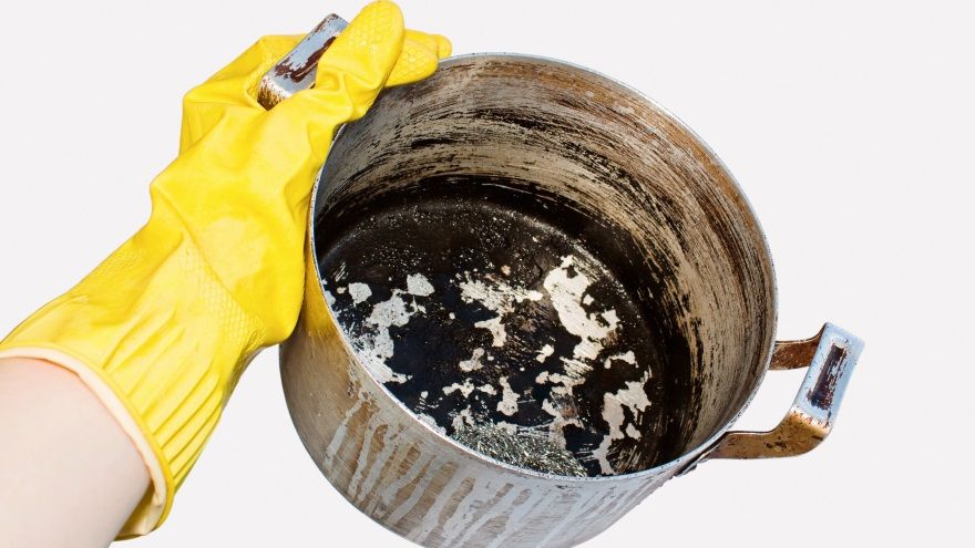 Cum se curăţă cel mai ușor o tigaie arsă. Cratiţele tale vor arăta ca noi