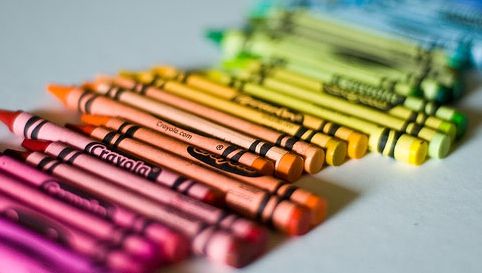 Veste tristă pentru copiii care folosesc creioane colorate de ceară