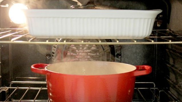 Cum să cureţi cuptorul aragazului fără prea mari bătăi de cap. Va arăta ca nou!