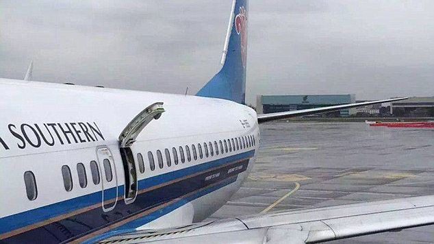 Zburau spre casă când uşa avionului s-a deschis. Ce a urmat este horror