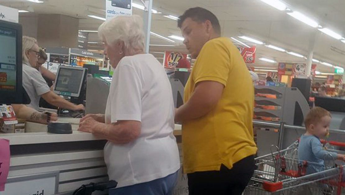 Emoţionant! Gestul incredibil făcut într-un magazin de tatăl a doi copii  pentru o bătrânică