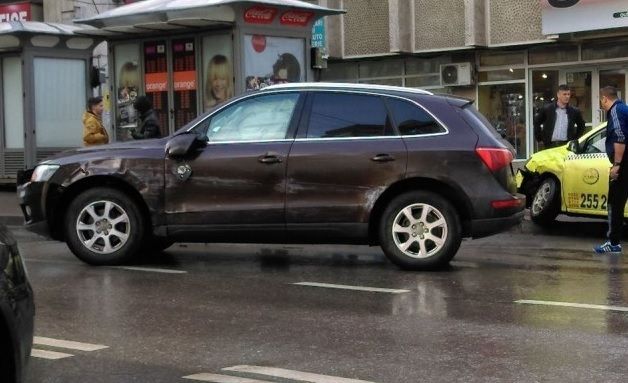 Deputat PSD, accident în faţa sediului SRI din Iaşi. Bărbatul se urcase băut la volan