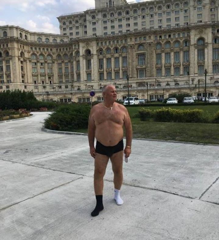 Fostul lider ALDE Botoşani, în chiloţi, pentru Tăriceanu, în faţa Palatului Parlamentului