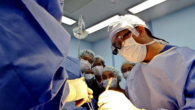 A sărit să-l bată pe medicul care a întârziat la operaţia fiului său. A aflat motivul, s-a prăbuşit!