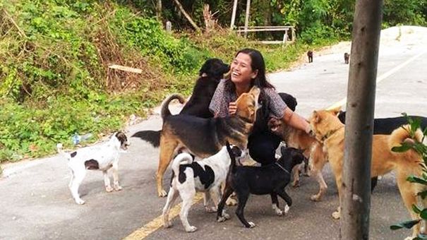 De necrezut ce face acest cățel drept mulțumire pentru că este hrănit