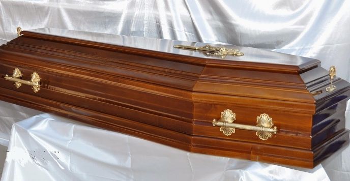 Când a intrat în casă a văzut sicriul cu bunica lui bătut în cuie. A ridicat capacul, dar...ȘOC