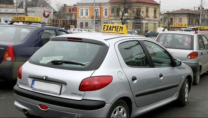 Permise auto date pe șpagă la Sibiu. 400 de euro, taxa de traseu 