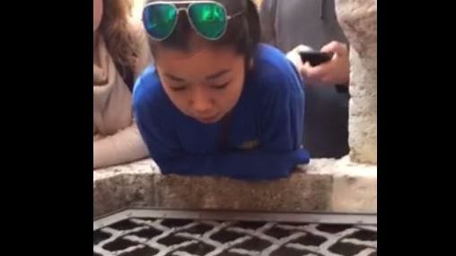 A găsit o fântână în mijlocul drumului. Ce a făcut apoi e emoționant