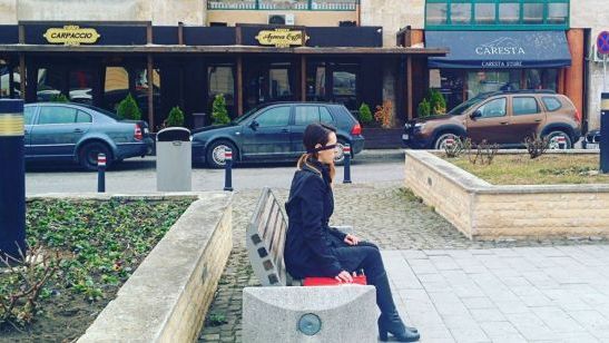 Secretul tinerei care stă nemişcată şi legată la ochi pe o bancă din Alba Iulia, dezvăluit