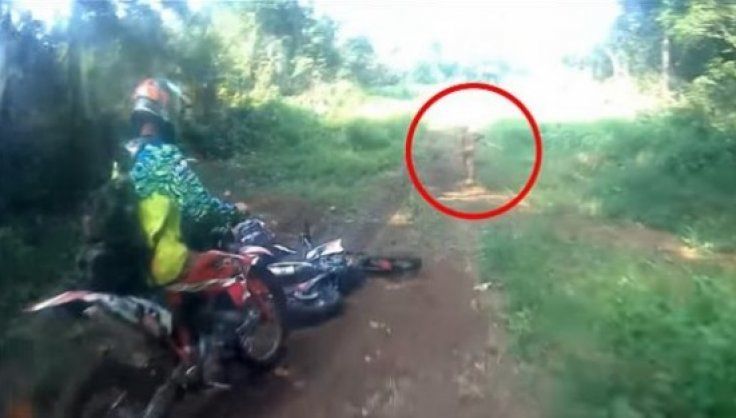 Se plimbau cu motocicletele, când au dat peste o fiinţă ciudată. Au luat-o pe urmele ei şi ŞOC!