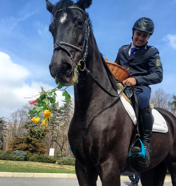De Ziua Femeii, cavaleri călare au oferit flori 