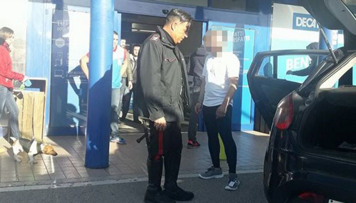 S-a dezbrăcat pe stradă până a rămas gol. Ce-a păţit un moldovean într-un magazin din Italia