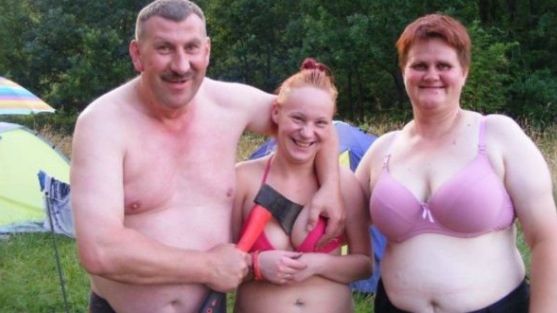 Niciun părinte nu ar trebui să vadă aceste POZE! Când relaţia tată-fiică depăşeşte firescul