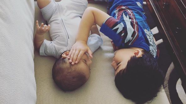 A postat pe internet o fotografie cu cei doi copii ai ei. Drama acestei familii te va face să plângi