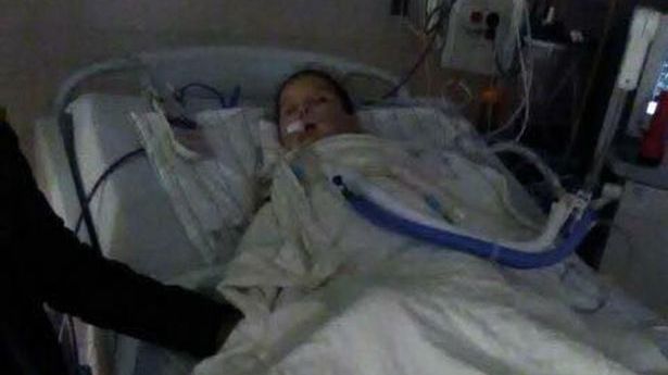 Doi copii pe patul de spital, după ce au consumat suc de mere. "A început să scuipe sânge!"