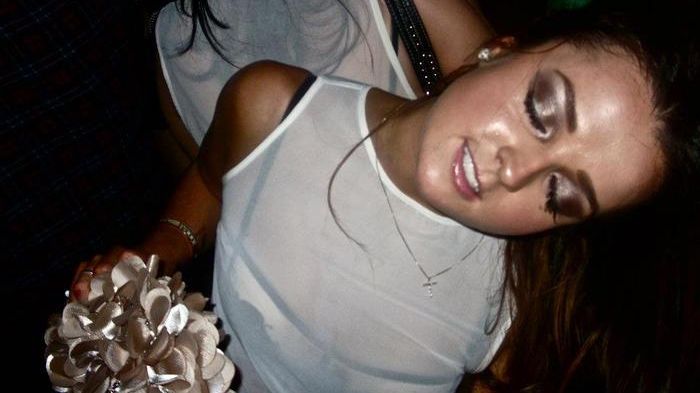 Şi-a pierdut poşeta în club. Un străin i-a înapoiat-o, dar i-a pus ceva în geantă