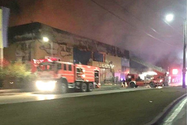Incendiu de proporţii noaptea trecută. Un centru comercial, mistuit de flăcări