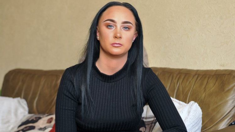 ŞOCANT! Era să moară după ce şi-a vopsit părul. Ce i-a cauzat aşa o alergie?