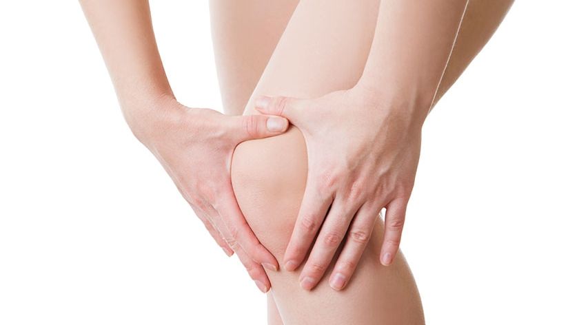 Băieţelul a simţit o durere cumplită la genunchi. Mama a luat-o penseta şi uite ce i-a scos 