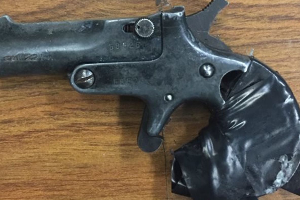 Patrulau prin oraș,când au făcut o descoperire halucinantă.Ce au găsit polițiștii asupra suspectului