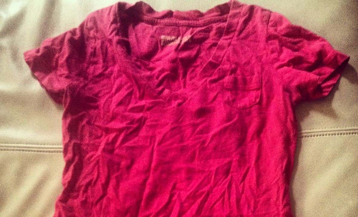 Cum să scapi de cutele de pe haine fără să le calci