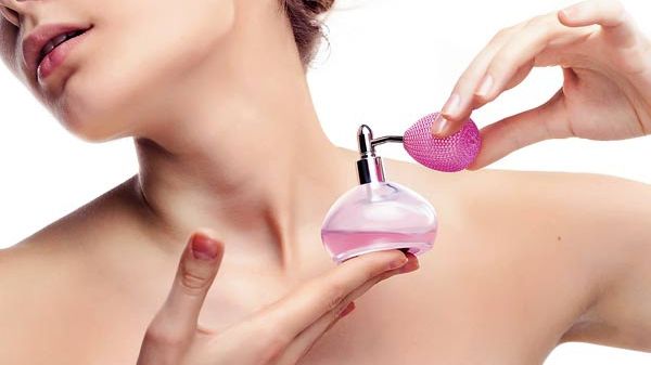 Secretele unui parfum persistent. Află cum poți păstra intensitatea parfumului întreaga zi
