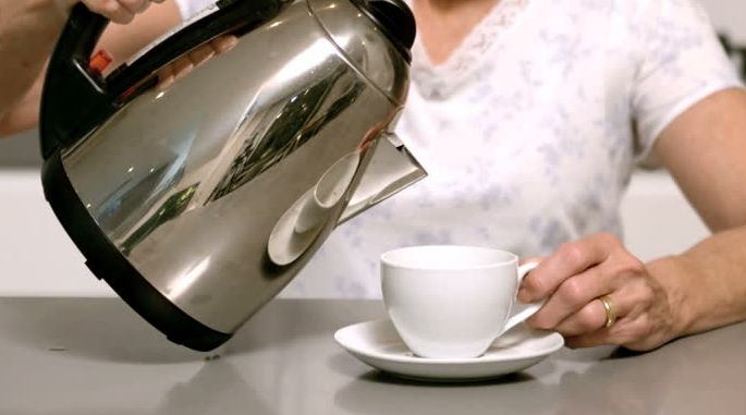 Nu fierbe apă în ibric decât o singură dată. Motivul te va uimi